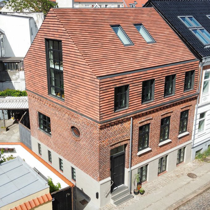 Byhus ved banegraven