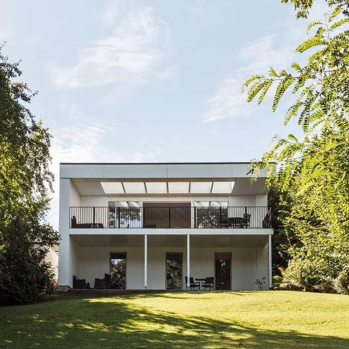 80er villa med buildup tag forvandlet til moderne udsigtsvilla