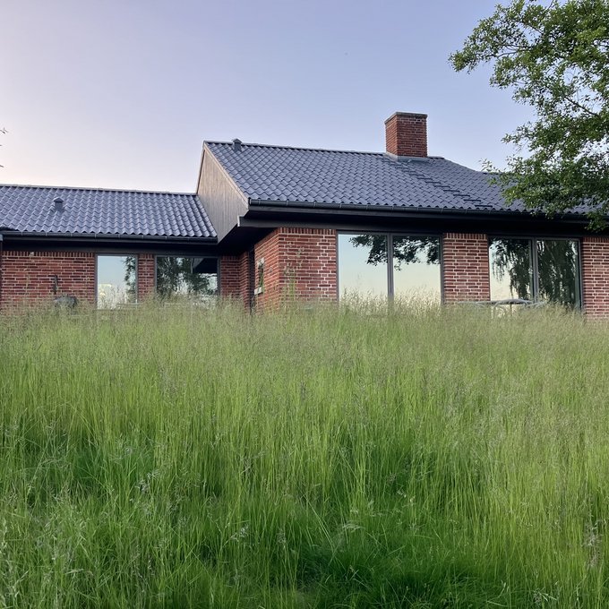 Et hus åbner sig mod landskabet
